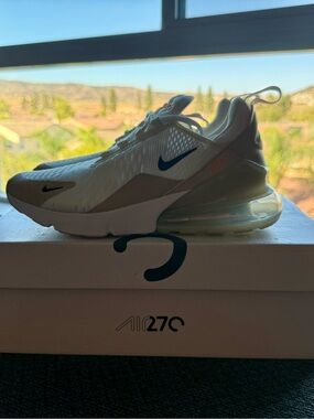 Nike Air Max 270 in Summit White / Black desert sand (Size 7.5)